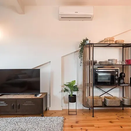 Get A Train And View Apartment *