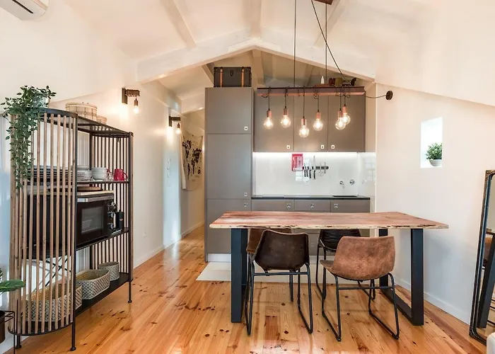 Get A Train And View Apartment Porto